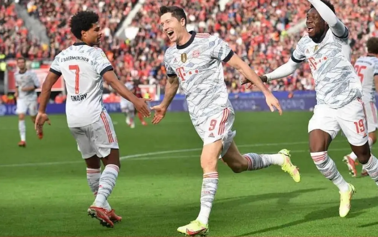 Yabo Sports-勒沃库森训练开放日；加时末段单刀错失引欢呼；中超在即；高层口径保持一致-Yabo Sports